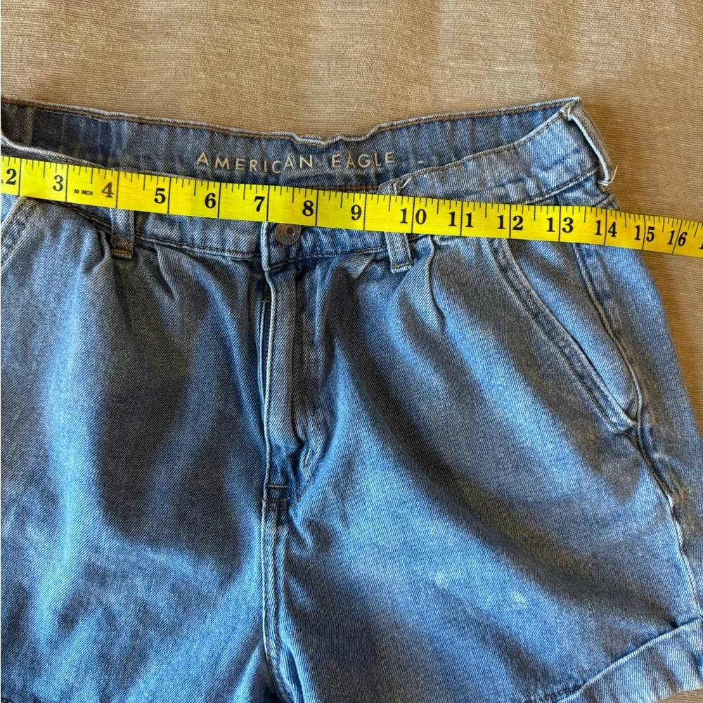 American Eagle Mom Shorts Women’s 6 Light Wash Denim High Rise Cuffed Casual